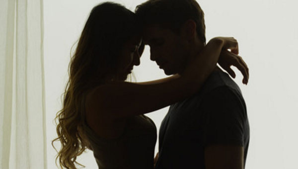 Женщина и мужчина стоят лицом друг к другу