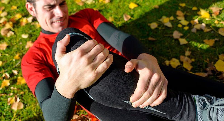 Ушиб колена: симптомы, первая помощь, лечение, восстановление