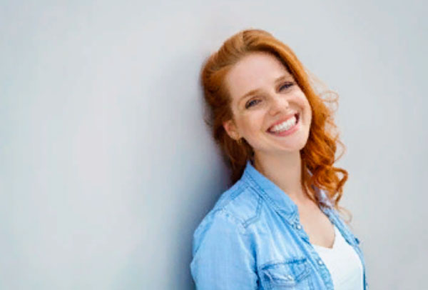 Девушка смеется