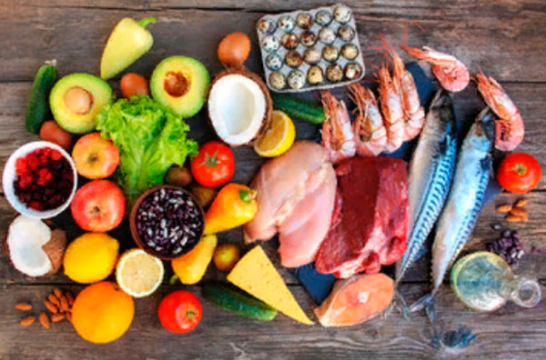 На столе лежат различные продукты питания