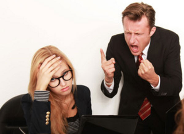 Начальник кричит на работницу