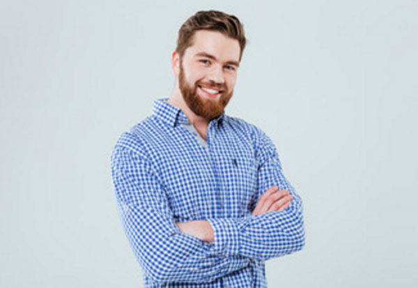 Молодой человек улыбается