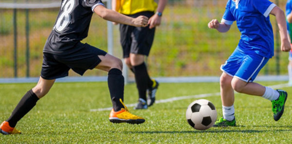 Подростки играют в футбол