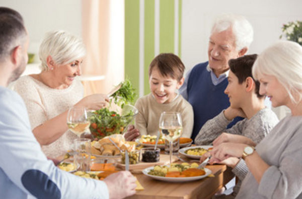 Праздничный ужин большой семьи