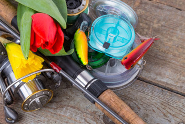 Удочка, рыболовные снасти и тюльпаны