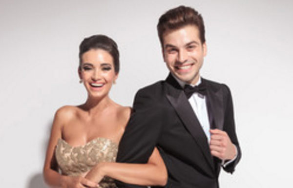 Парень и девушка в нарядной одежде. Они счастливы