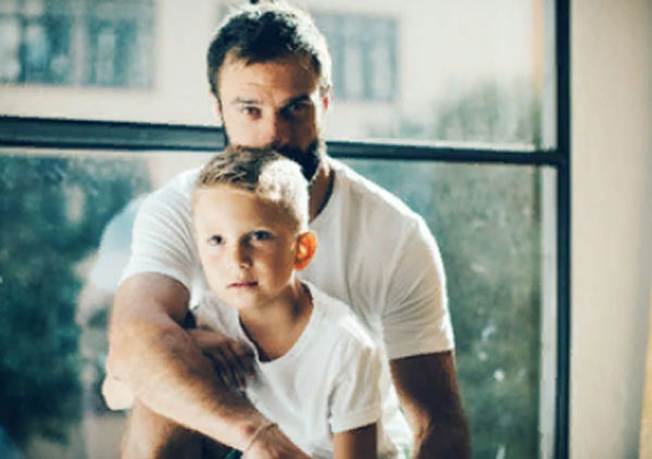 Серьезный мужчина и мальчик