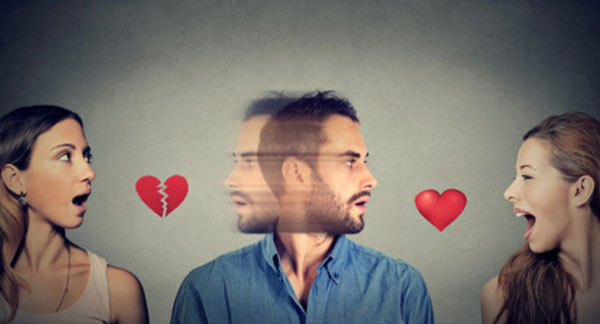 Мужчина разрывается между двумя девушками
