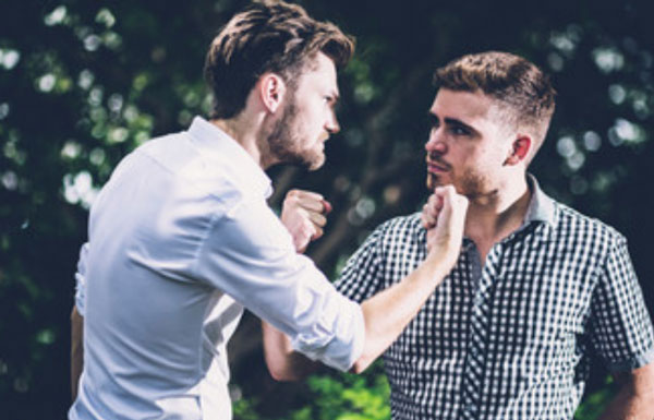 Двое мужчин собираются ударить друг друга