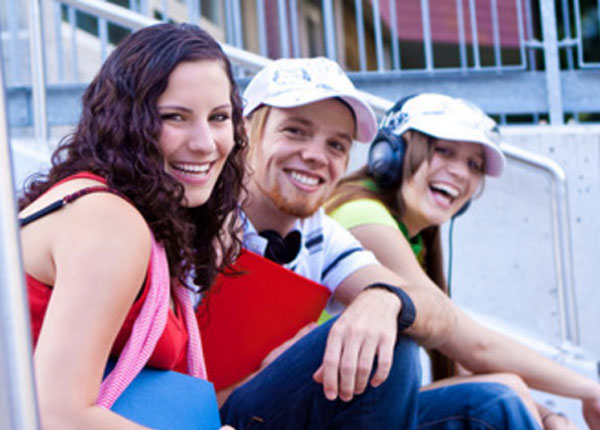 Компания двух девушек и парня. Ребята улыбаются