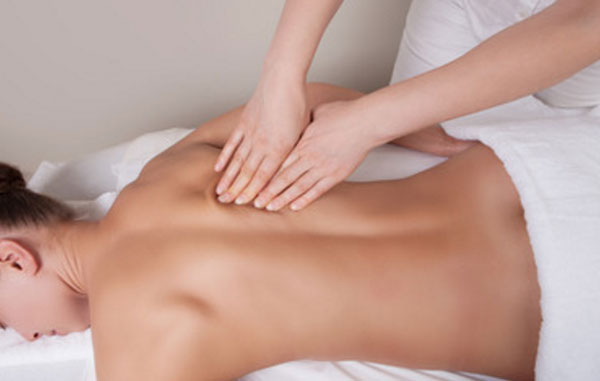 Девушке делают расслабляющий массаж