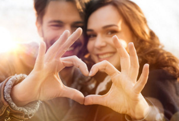 Влюбленная пара при помощи своих пальцев сделали фигуру сердца