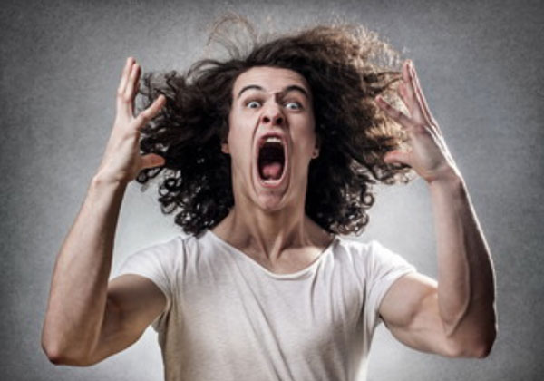 Мужчина кричит