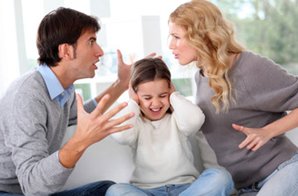 Родители ругаются. Девочка сидит между ними, закрывает уши