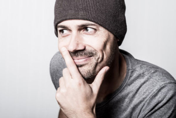 Мужчина с хитрым взглядом о чем-то задумался