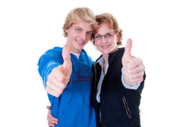 Счастливые мама и взрослый сын. Показывают палец вверх