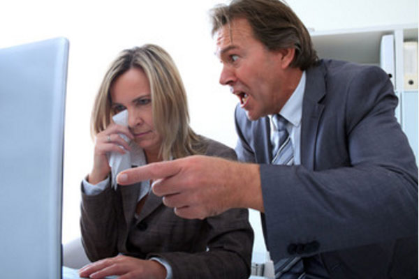 Начальник кричит на подчиненную. Она вытирает слезы платочком