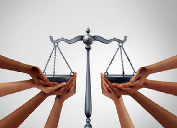 Весы. Каждую чашу поддерживают чьи-то руки.