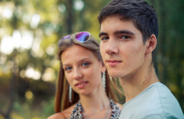 Парень и девушка смотрят в камеру