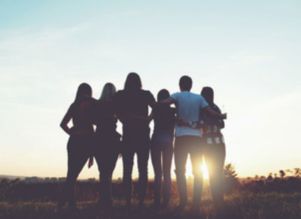 Группа людей наблюдает солнечный закат