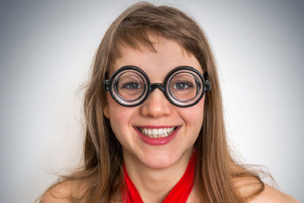 Девочка - подросток в очках улыбается