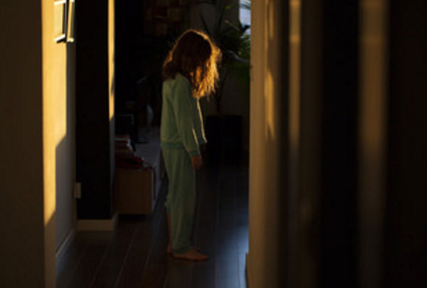 Девочка ходит в темноте