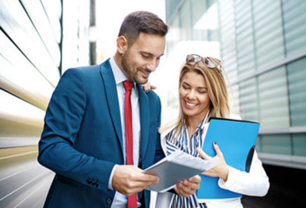 Девушка поддерживает парня. Положила руку ему на плечо