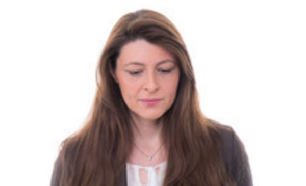 Расстроенная женщина с опущенным взглядом