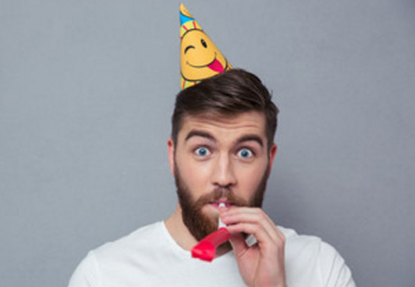 Мужчина с колпаком на голове и свистулькой в губах