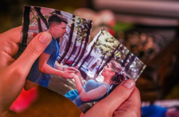 Девушка рвет фотографию, на которой она с парнем