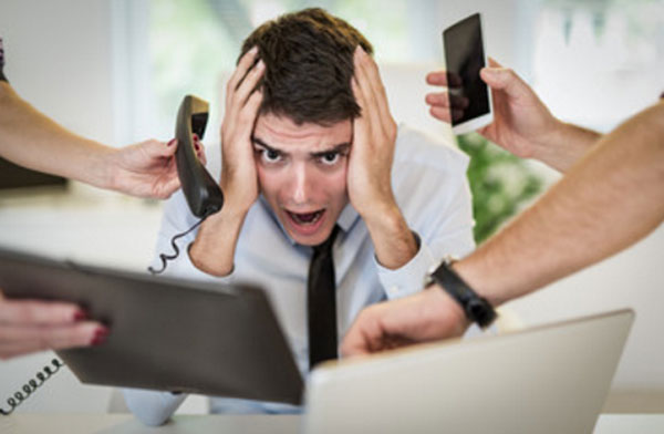 Парень в ужасе, он кричит от того, что его все достало. Рядом руки с телефоном, планшетом, мобилкой