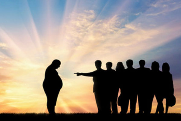 Силуэты людей осуждающе указывают пальцем на силуэт одинокого человека