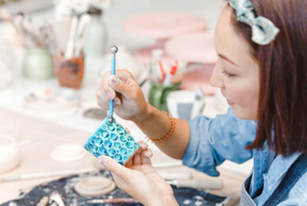 Женщина занимается рукоделием