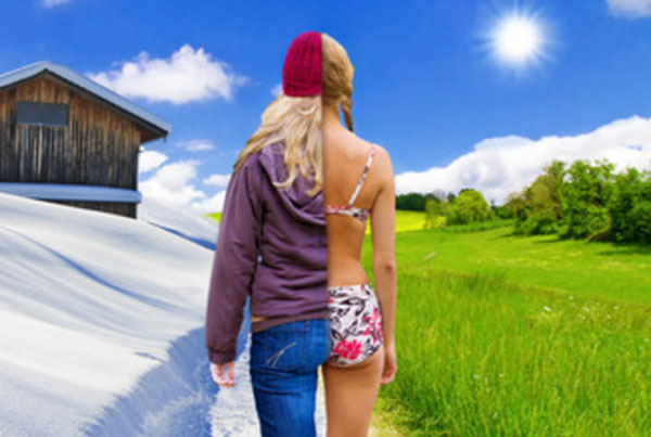 Половина картинки лето, половина зима. Половина девушки, стоящей в центре, в теплой одежде, половина в купальнике