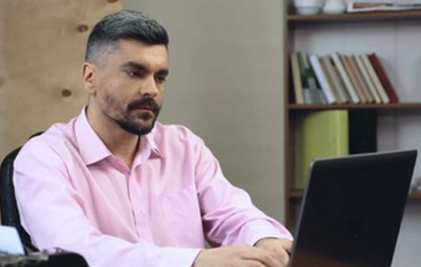 Мужчина набирает текст на ноутбуке