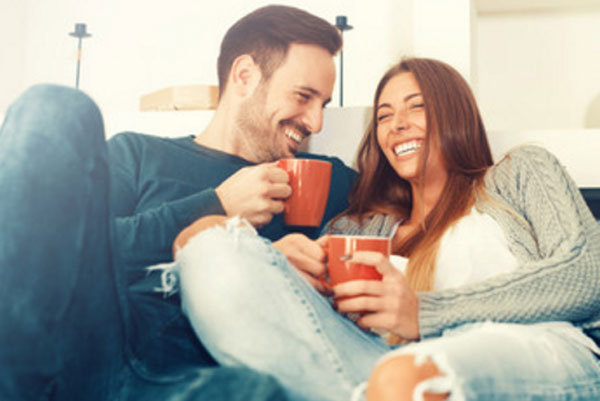 Парочка пьет чай и смеется