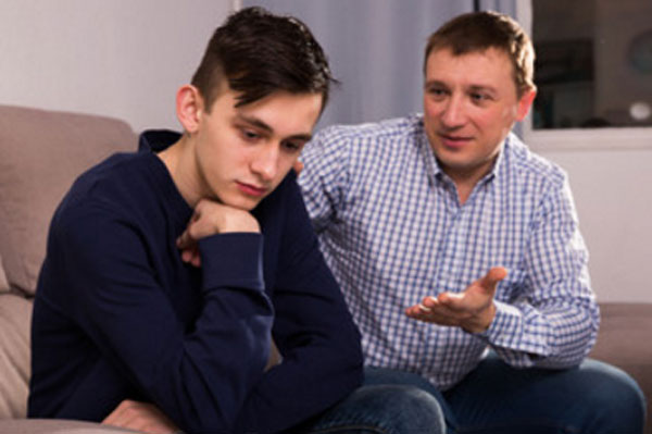 Отец пытается о чем-то говорить с сыном