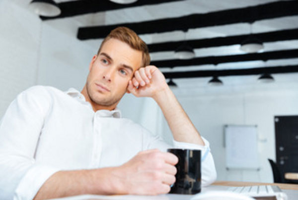 Парень пил чай и задумался вместо того, чтоб работать