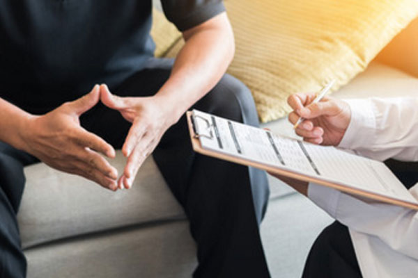 Общение мужчины с психотерапевтом