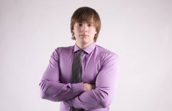 Серьезный мужчина со сложенными на груди руками