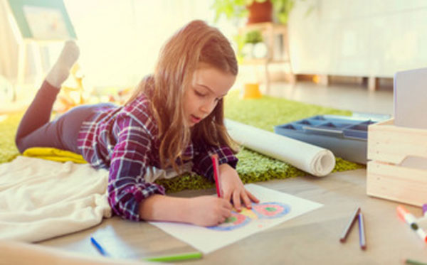 Девочка рисует на полу