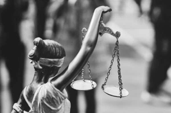 Статуя Леди справедливости