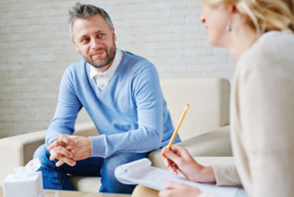 Грустный мужчина общается с психиатром