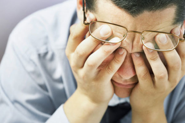 Мужчина поднял очки и закрыл глаза руками