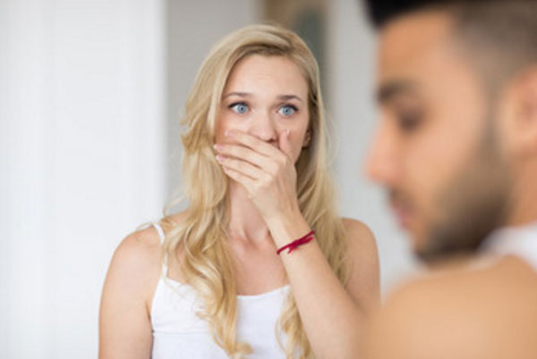 Девушка с волнением смотрит на парня