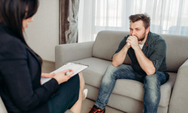 Общение расстроенного мужчины с психотерапевтом