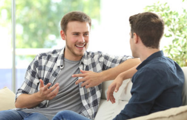 Два парня общаются