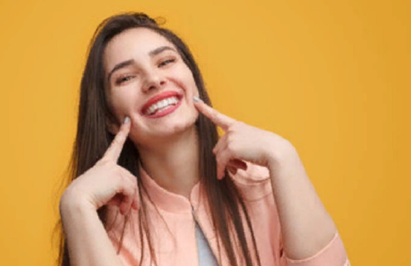 Девушка улыбается