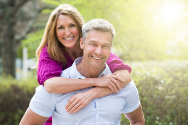 Счастливая пара. Женщина обнимает мужчину со спины