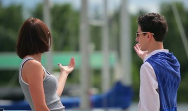 Парень и девушка что-то обсуждают